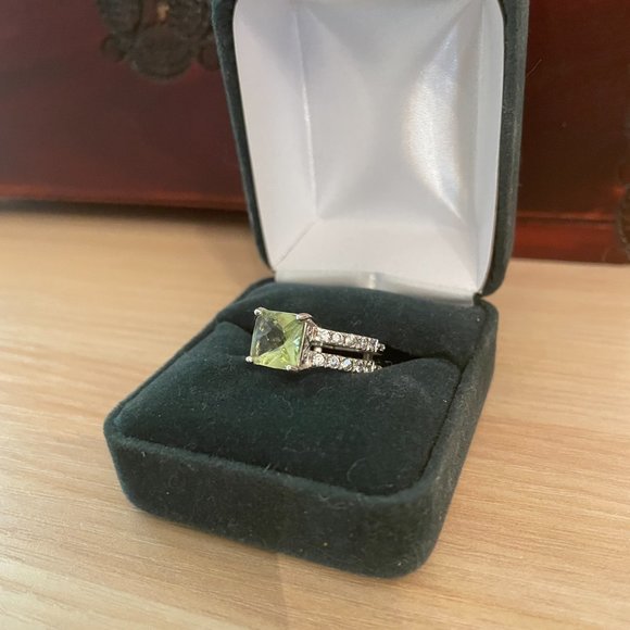Peridot ring with cubic zirconia set on silver double band - Picture 2 of 6